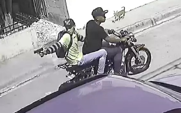 Quedó captado momento en que delincuentes asaltan hombre