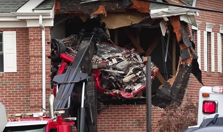 Un Porsche choca contra el segundo piso de un edificio en Nueva Jersey
