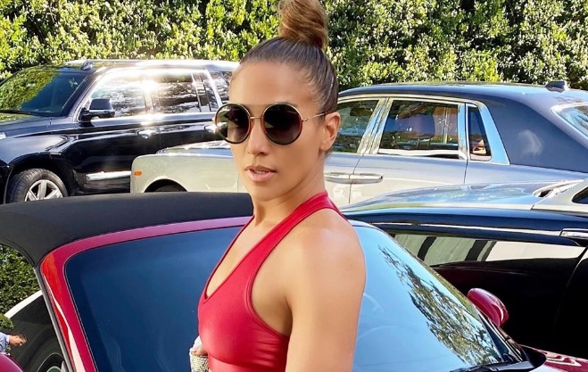 Jennifer López festejó Navidad con un leggin rojo y paralizó las redes