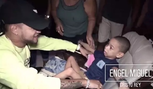 Mozart La Para sorprende niño en condición especial y le regala silla de ruedas
