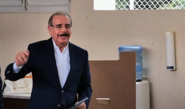 Danilo Medina ejerce su derecho al voto y dice que país se ha reencauzado por el proceso democrático