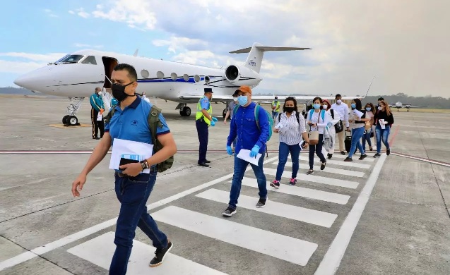Llegan al país 10 médicos más que trajo avión de propiedad de Gonzalo desde Venezuela