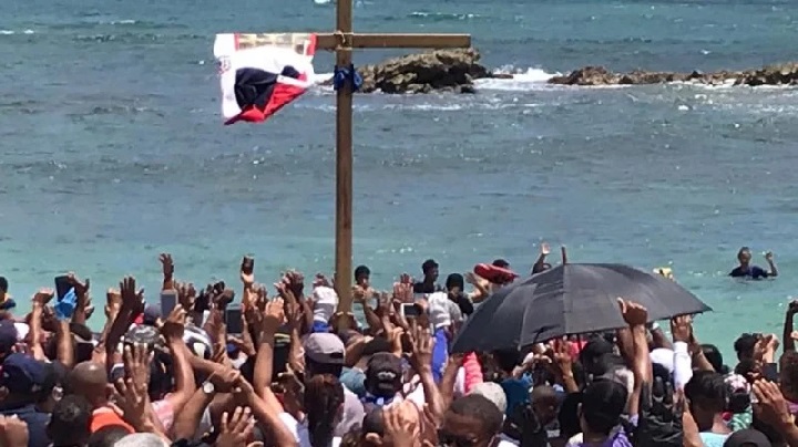 El Peregrino enterró la cruz en Puerto Plata y el “gentío” que tenía al lado