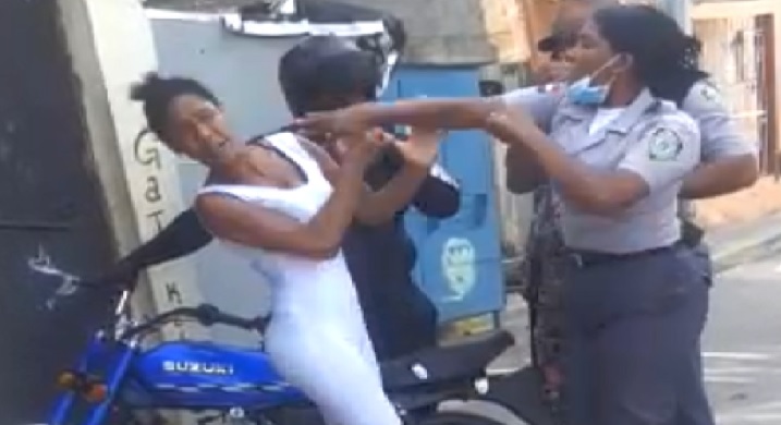 Circula video donde agente de la PN y mujer se enfrenan en toque de queda