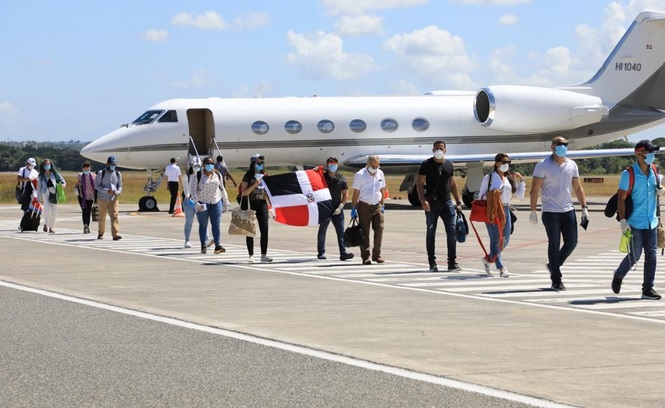 Aeronaves de Gonzalo Castillo viajan a Cuba para traer 50 médicos dominicanos