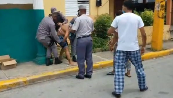Cuatro policías se enfrentaron a ella para poder apresarla