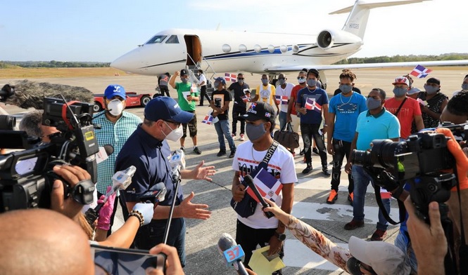 Gonzalo Castillo recibe 17 pescadores permanecían varados en Jamaica