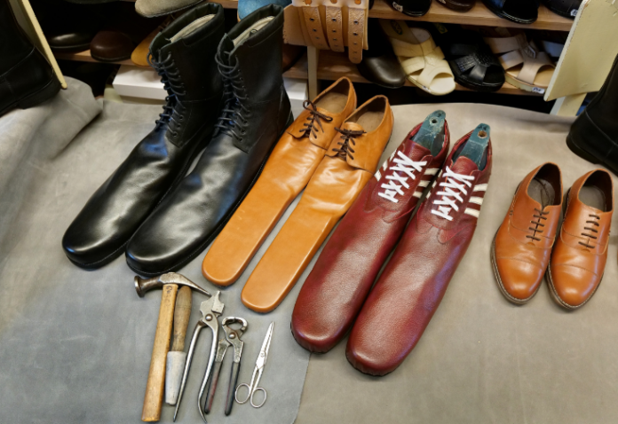 Los "zapatos antivirus" que hacen cumplir la distancia social