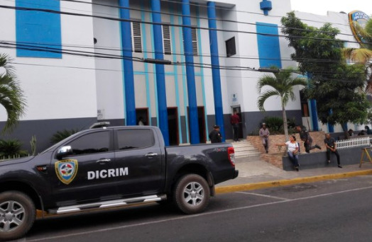 Hallan dos personas muertas a tiros dentro de una camioneta en Higüey