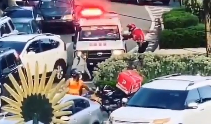 Delivery ayuda a salir una ambulancia de un entaponamiento