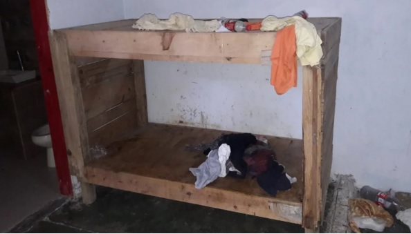 Rescatan anciano cuya hija lo encerraba dentro de una caja de madera
