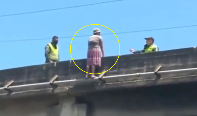 Agentes policiales evitan que mujer se lanzara de puente