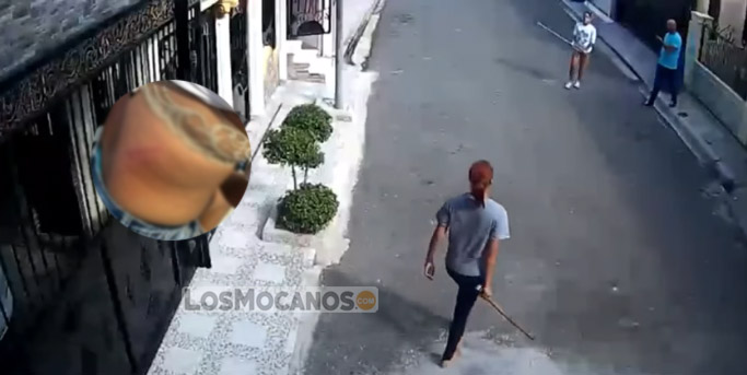 Dos mujeres se enfrentan a palos por una pared en Santiago