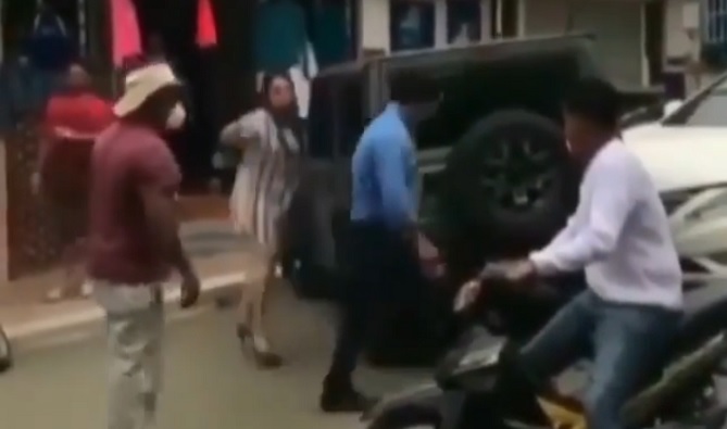 Mujer descubre a su esposo con otra en su vehículo