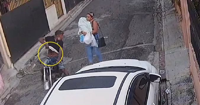 Asaltan a punta de pistola a mujer con su hijo en brazos