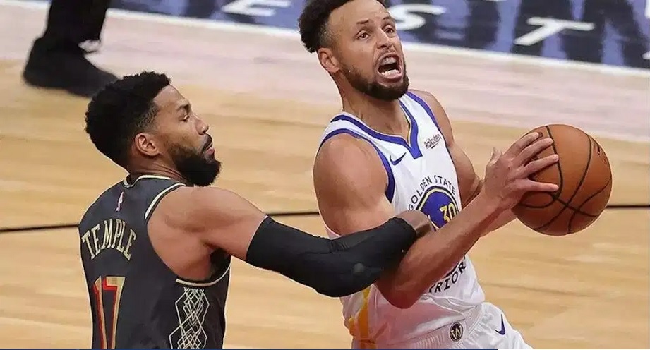 Damion Lee y Stephen Curry