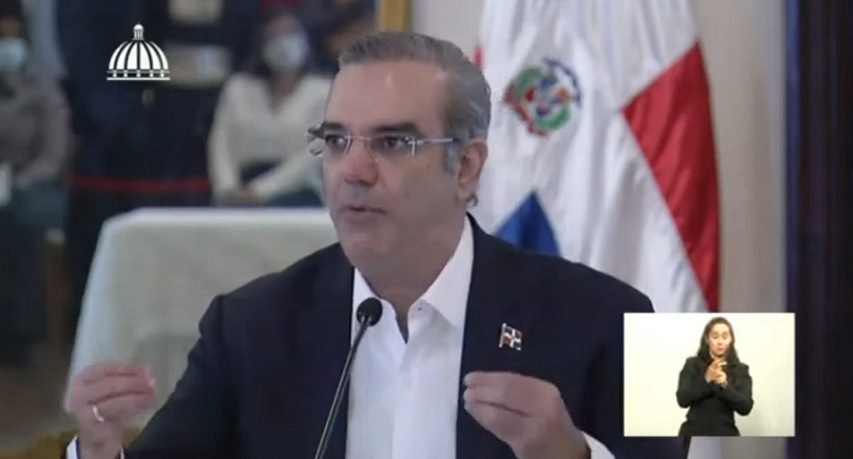 Presidente Abinader se molesta, golpea mesa y advierte que en RD no hay rango que esté encima de la ley