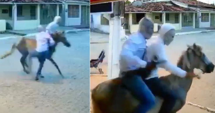 Hombres realizan asalto montado en un caballo; estilo viejo oeste
