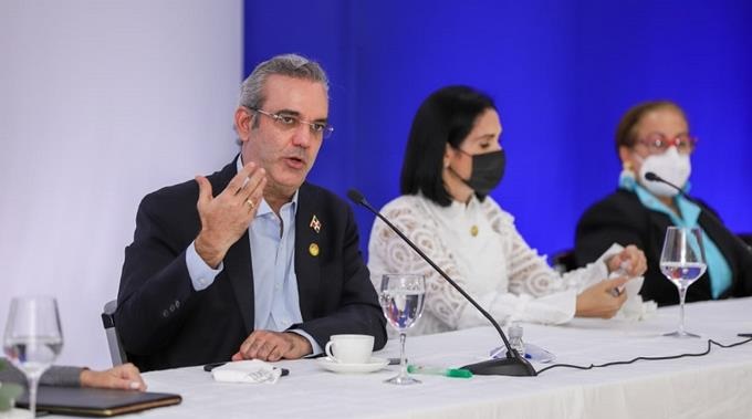 Policías municipales falsifican la firma del presidente Abinader