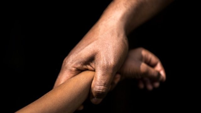 Hombre es acusado de abusar a su nieta de cinco meses de nacida