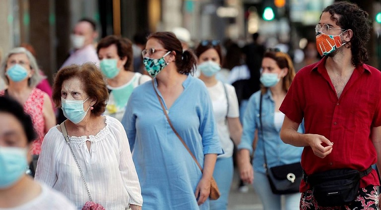 Demuestran que una mascarilla con una filtración menor del 30% es peor que ir sin ella