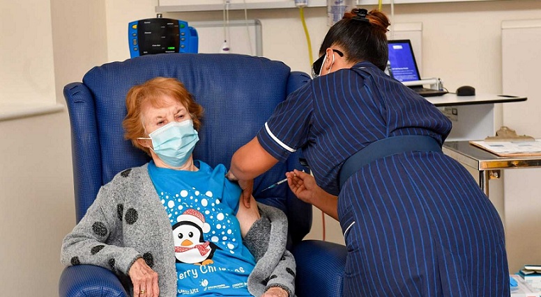 Mujer británica es la primera en el mundo en recibir la vacuna contra el Coronavirus