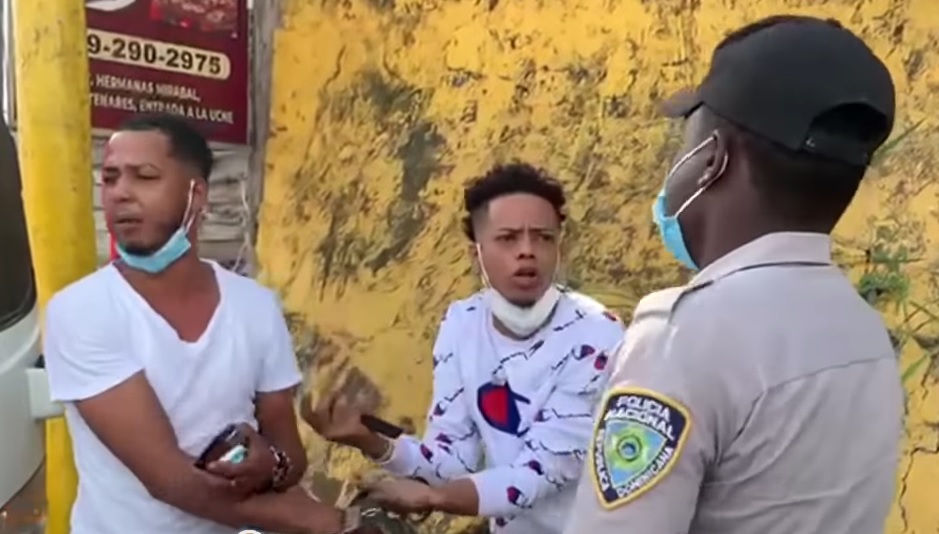 Video: ‘Revisen el cajón de la pasola’; jóvenes escenifican fuerte discusión con la Policía