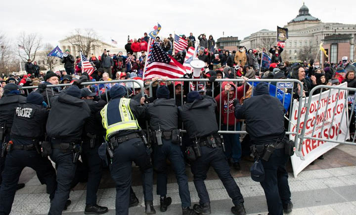 Muere uno de los policías heridos durante asalto al Capitolio en EEUU