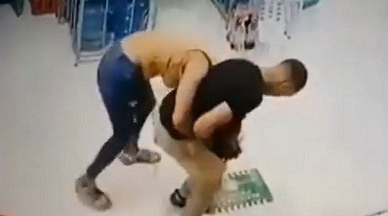 Hombre agrede a una mujer hasta que se desmaya en Vicente Noble