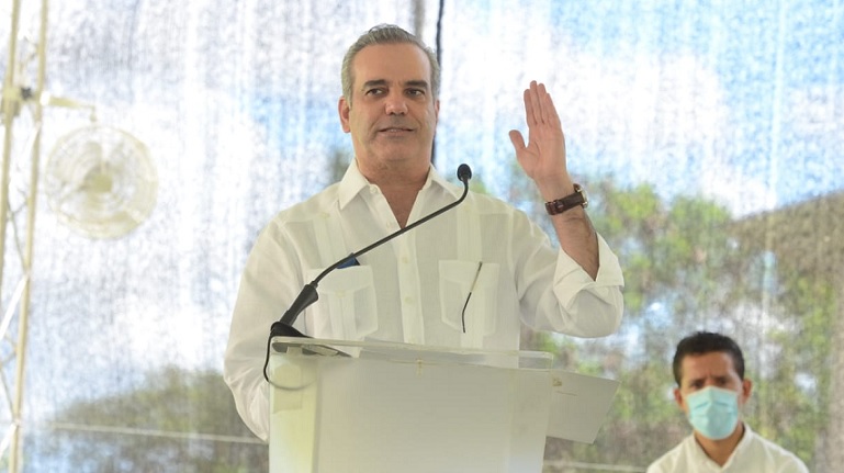 Gobierno firma acuerdo con productores avícolas en Moca para reducir el precio del pollo