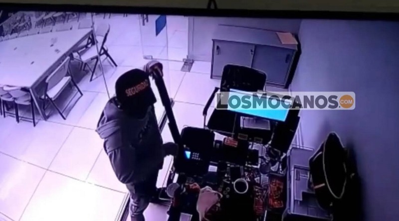 Captado momento que Guachimán asalta banca de loterías