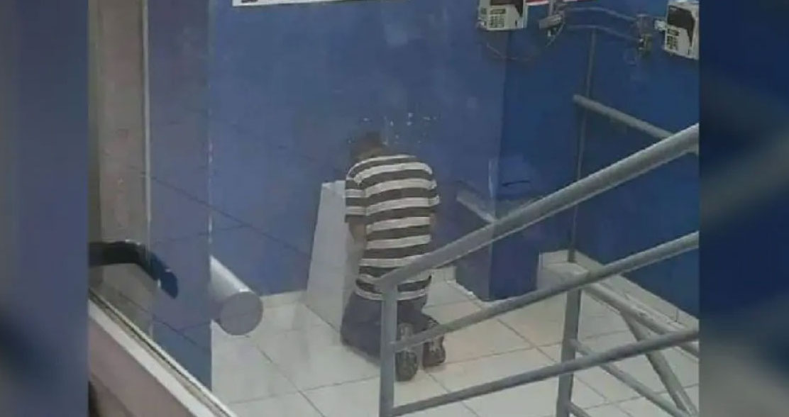 Joven se arrodilla y reza frente al buzón donde entregaba su currículum