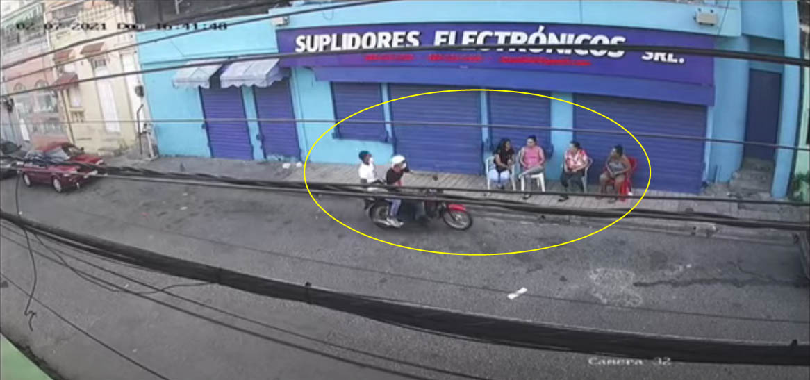 Momento que atracan a cuatro mujeres en Santo Domingo