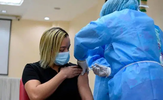 Primera mujer vacunada en Santiago presentó 'efectos secundarios menores'