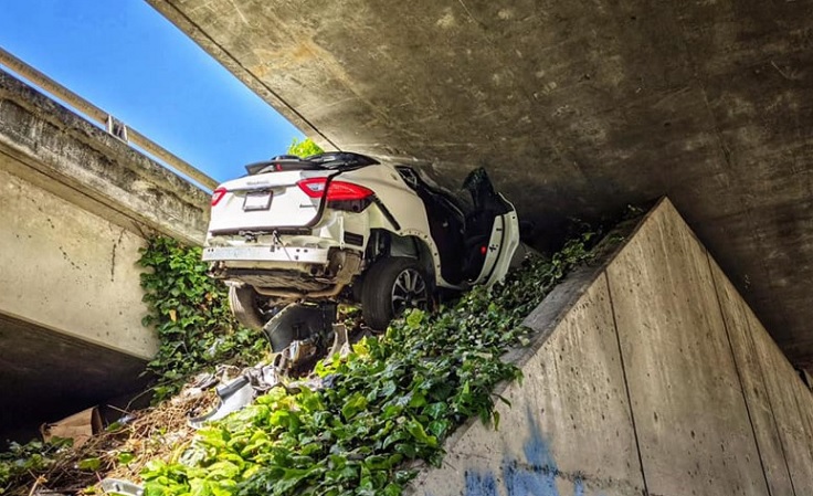 Hombre intenta escapar de la policía y destroza Maserati de su novia
