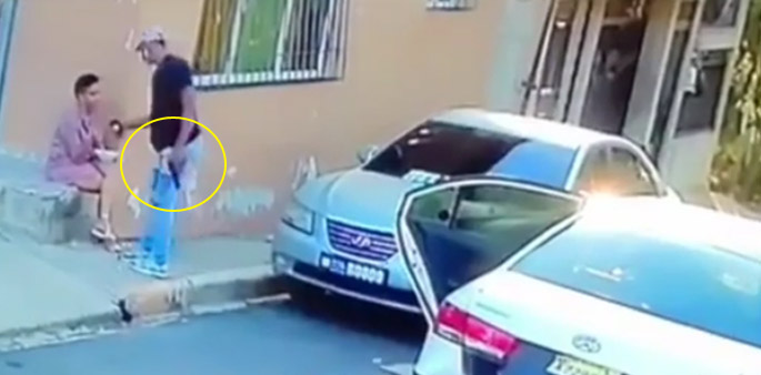 Ladrón despoja a mujer de celular frente a su casa