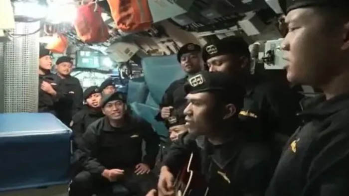 Video emocionante de los marineros del submarino hundido cantando emociona a Indonesia