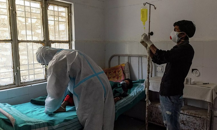 Muere en la India paciente de covid-19 con hongo negro, blanco y amarillo