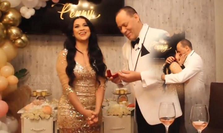Franklin Mirabal le pide matrimonio a su novia Penny Báez
