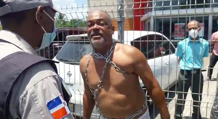 Hombre se encadena frente Jumbo en La Vega donde le sustrajeron su vehículo