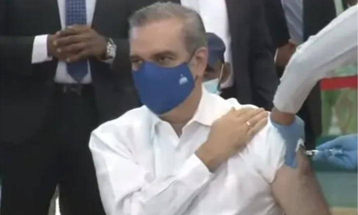 Presidente Abinader recibe primera dosis de la vacuna contra el Covid-19