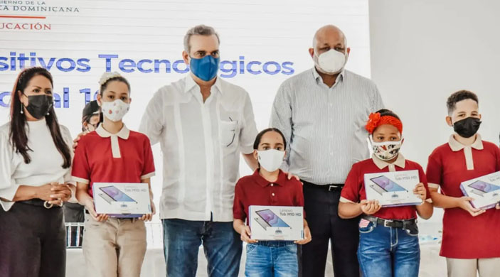 Minerd distribuye en Cotuí dispositivos tecnológicos a estudiantes