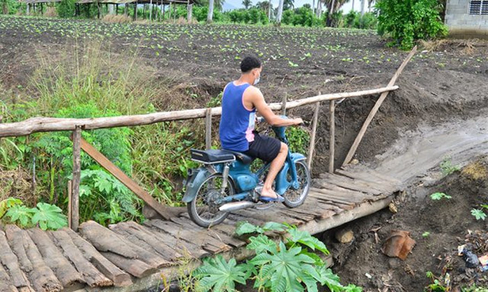 Comunidades del Noroeste de Moca incomunicadas por derrumbes de 5 puentes; moradores solicitan reconstrucción urgente