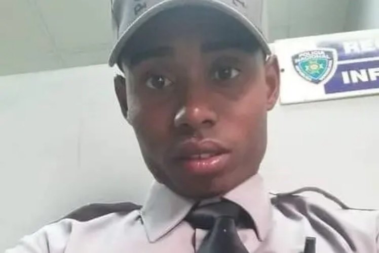Raso de la policía se pega un tiro en la cabeza jugando con su arma