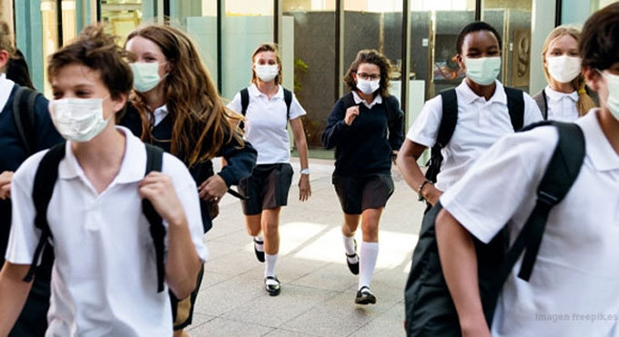 Los colegios privados quieren iniciar clases este mes; padres al grito