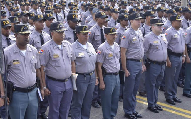 Presidente Luis Abinader pensiona a 317 miembros de la Policía Nacional