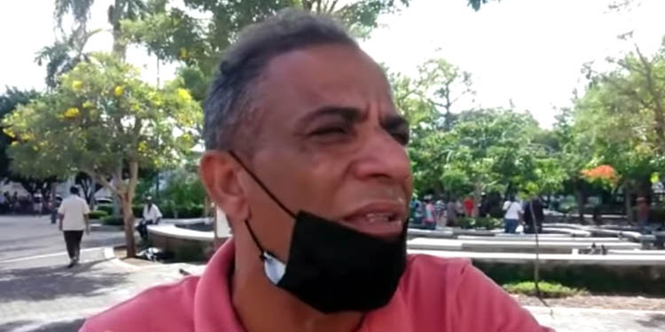 Video: Ministro Educación miente, hombre advierte ‘Me voy a desnudar de nuevo con un grupo’