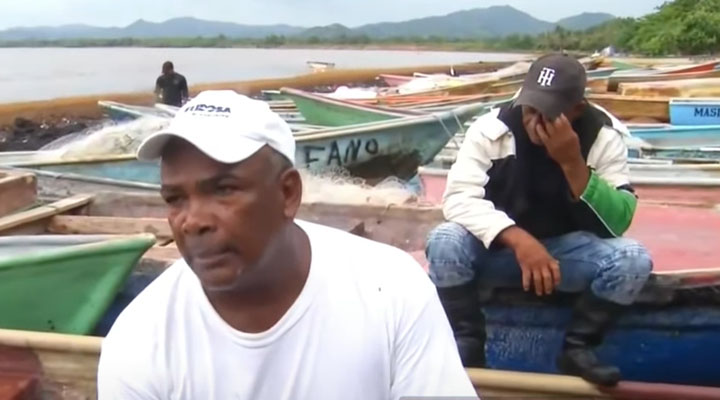 Rescatan pescadores que se aventuraron mar adentro en medio de tormenta