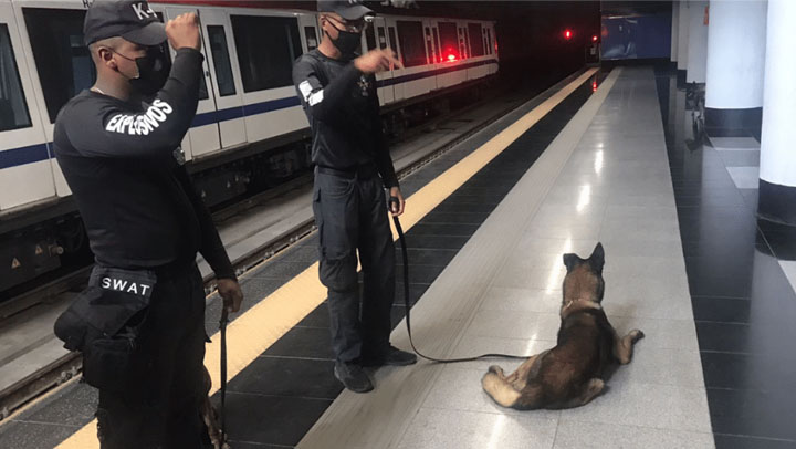 Agentes SWAT junto a unidades caninas inspeccionan el metro de Santo Domingo