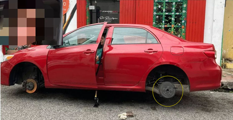 Mujer denuncia le robaron las cuatro gomas de su auto en la Ciudad Colonial